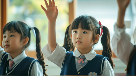 小学生穿校服上课摄影图片