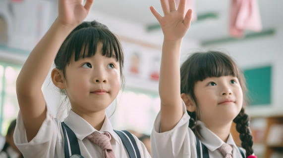小学生上课举手摄影图片