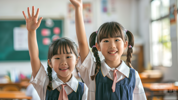 小学生开心回答问题摄影图片