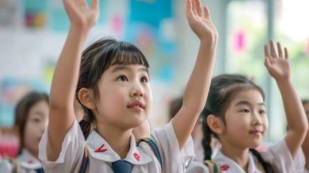 两个小学生上课举手摄影图片