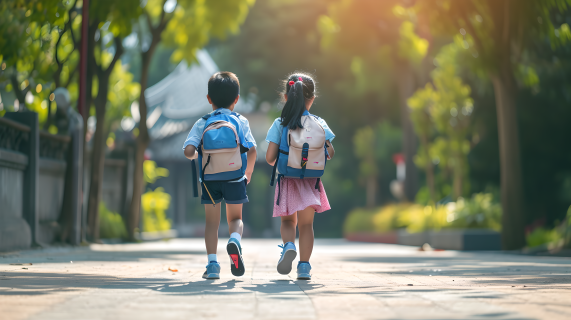 小学生放学路上图片