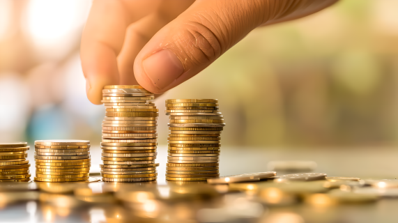 金融安全手拿金币图片