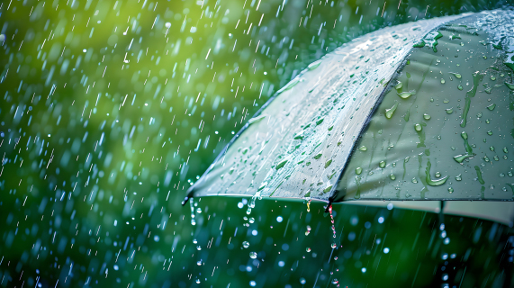 暴雨中的雨伞特写图片