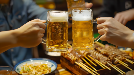 夏日聚会喝酒图片