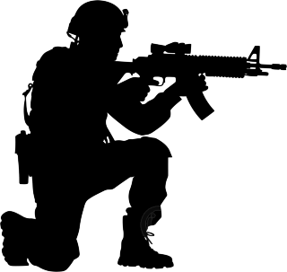 动态白色背景下的士兵蹲下持枪剪影PNG素材
